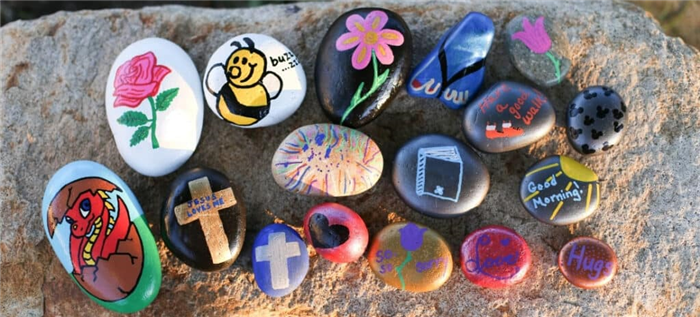 Разнообразные садовые камни с ручной росписью на валуне.