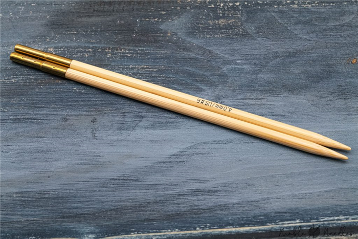 крупным планом бамбуковые сменные наконечники спиц addi с латунными концами
