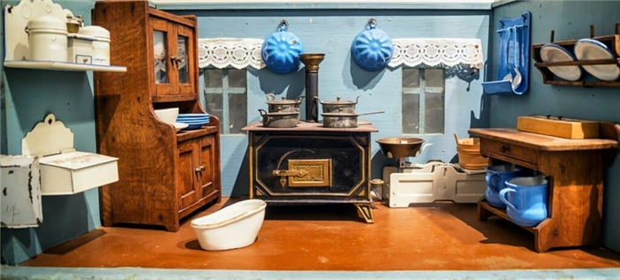 Кухня кукольного домика с дровяной печью и светло-голубыми акцентами