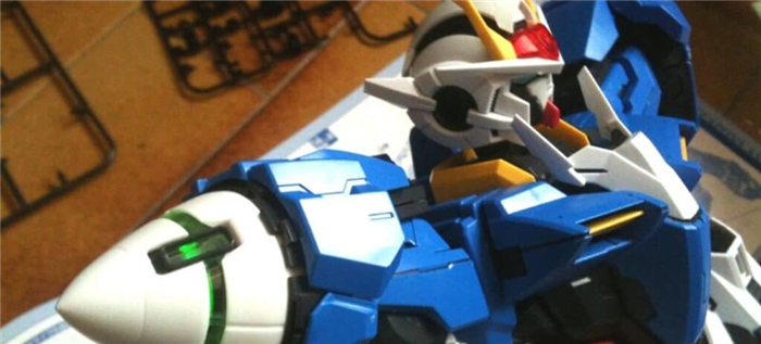 Крупный план сине-белой модели Gundam.