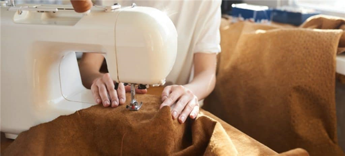Швейная машина используется для сшивания большого куска кожи.