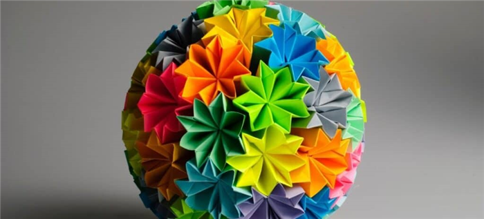 Ярко окрашенная модульная сфера оригами, состоящая из отдельных цветочных блоков.