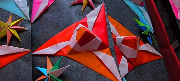 Несколько различных красочных моделей оригами.