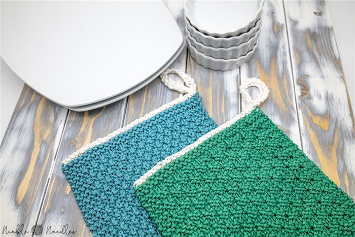 две вязаные салфетки для посуды в зеленом и тиловом цветах