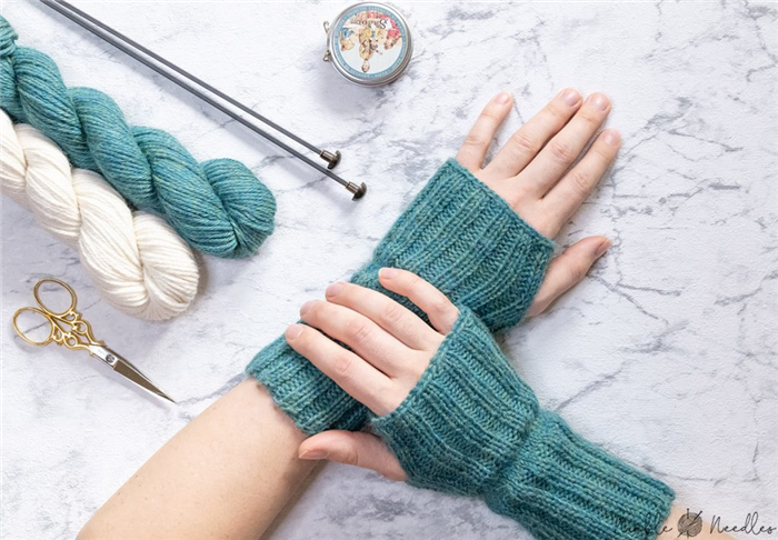 простые перчатки без пальцев вязание узор для начинающих вязать плоские