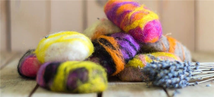 Несколько брусков разноцветного валяного мыла.