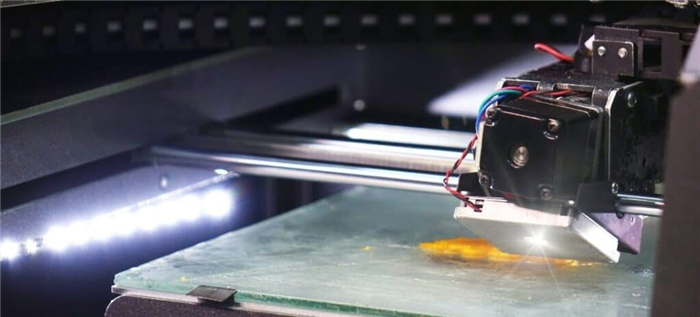 3D-принтер за работой над куском стекла.