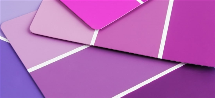 Несколько карточек с образцами красок различных оттенков фиолетового.