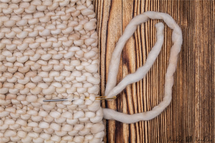 Вплетение хвостиков шарфа после завершения работы с помощью гобеленовой иглы