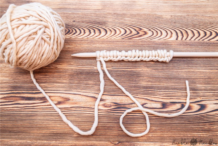 Наберите 16 стежков для вязания шарфа для начинающих