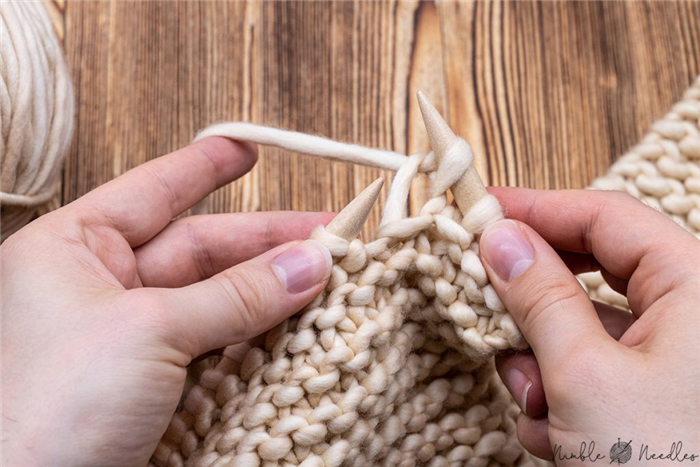 И снимите стежок с иглы, чтобы сделать трикотажный шов, который мы используем для вязания этого шарфа.