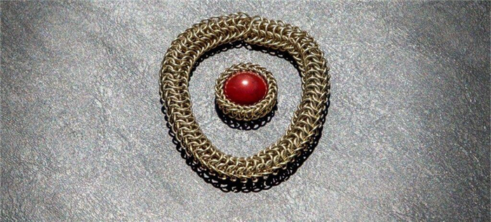 Золотой браслет-цепочка и соответствующее кольцо.
