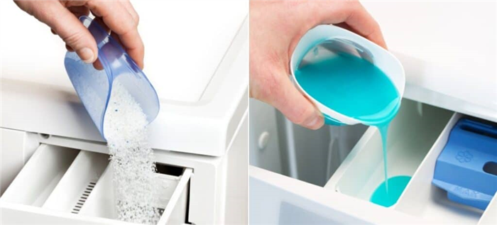 Женская рука добавляет порошковое мыло в стиральную машину, мужская рука добавляет жидкое мыло в стиральную машину.