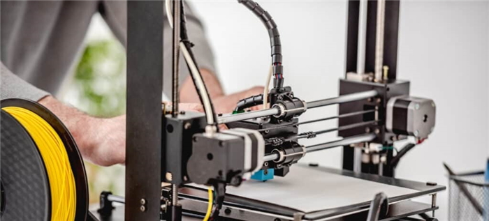 Человек делает 3D-печать на принтере