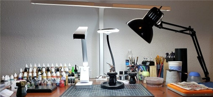 Четыре разные хобби-лампы на рабочем столе.