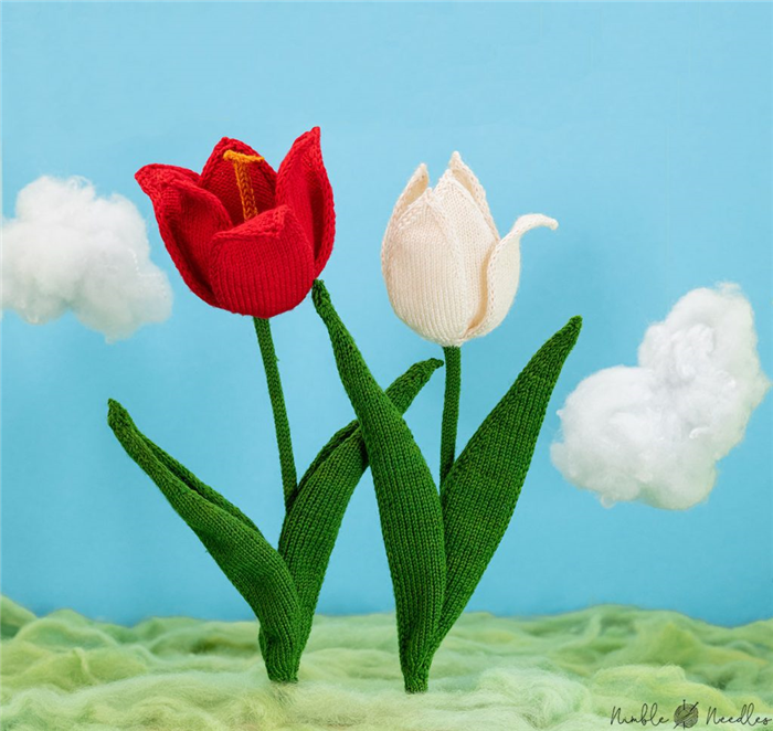 два вязаных тюльпана - один с открытыми лепестками, другой с закрытым цветком