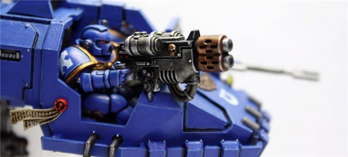 Миниатюра пулеметчика из Warhammer 40k с крутыми тенями и стиркой