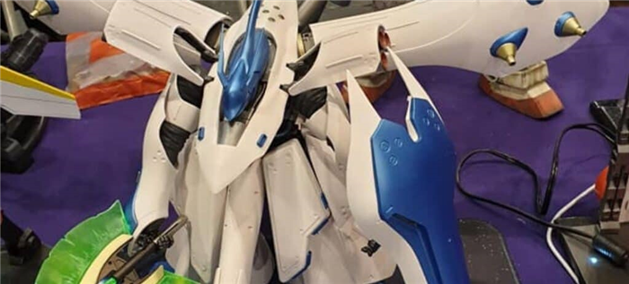Строящаяся бело-голубая модель Gundam.