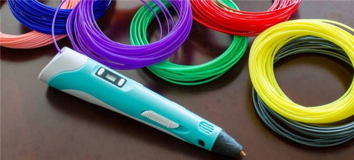 3D-ручка светло-голубого цвета и несколько рулонов филамента разных цветов.
