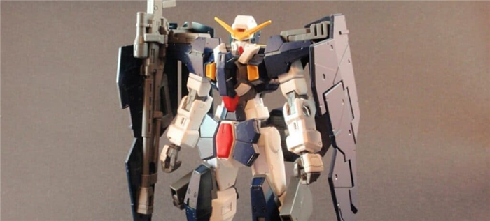 Верхняя половина серо-белой модели Gundam.