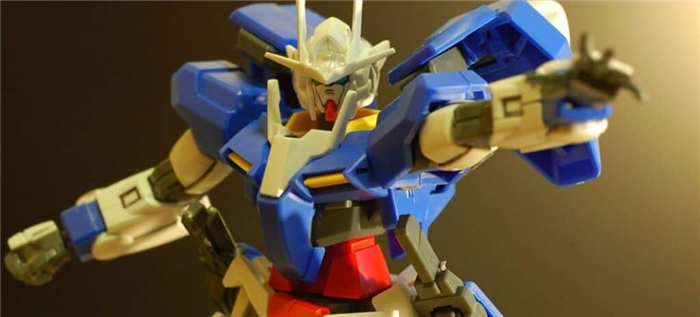Верхняя половина сине-бежевой модели Gundam.