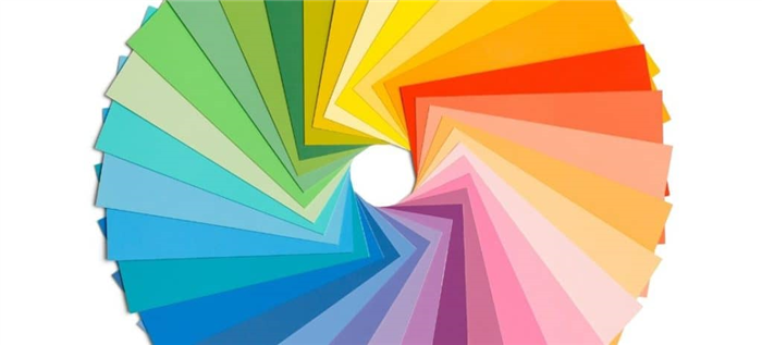 Карточки с образцами красок разложены в виде цветового круга.
