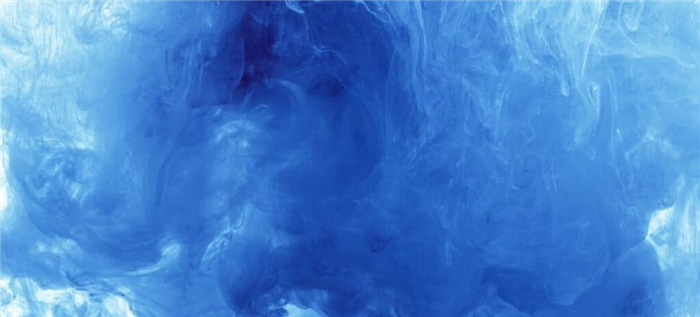 Синяя аэрозольная краска на поверхности воды.