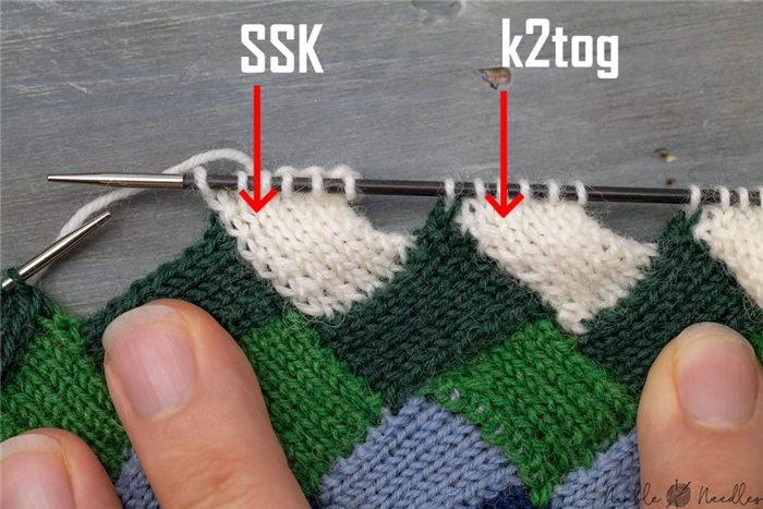разница между уменьшением квадратов этрелака с помощью k2tog и ssk - с проглядывающей пряжей или без нее