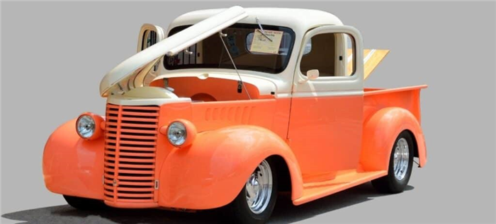 Модель классического грузовика в оранжево-белых тонах.