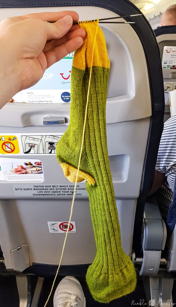 вязание носков в самолете