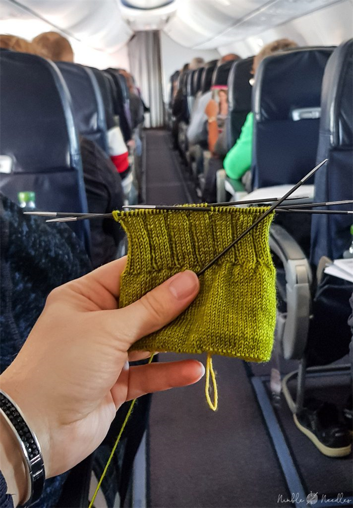 вязание носков двухконечными спицами в самолете. вы можете взять их с собой в ручную кладь