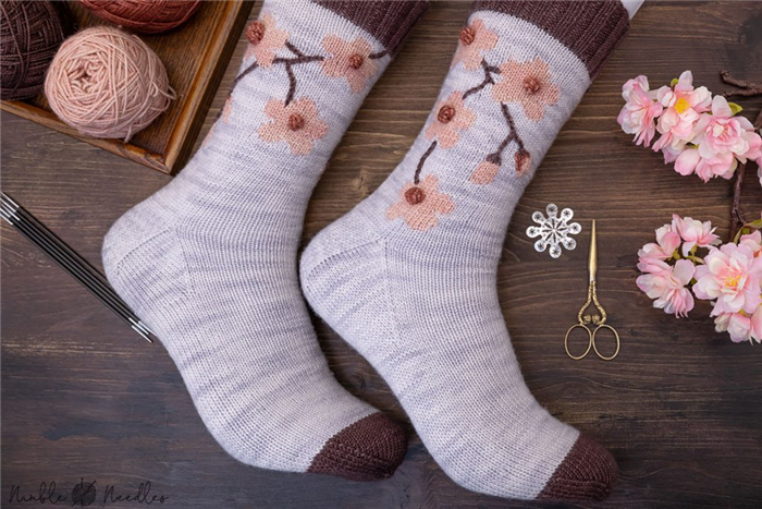 носки с изображением цветущей сакуры на ногах манекена