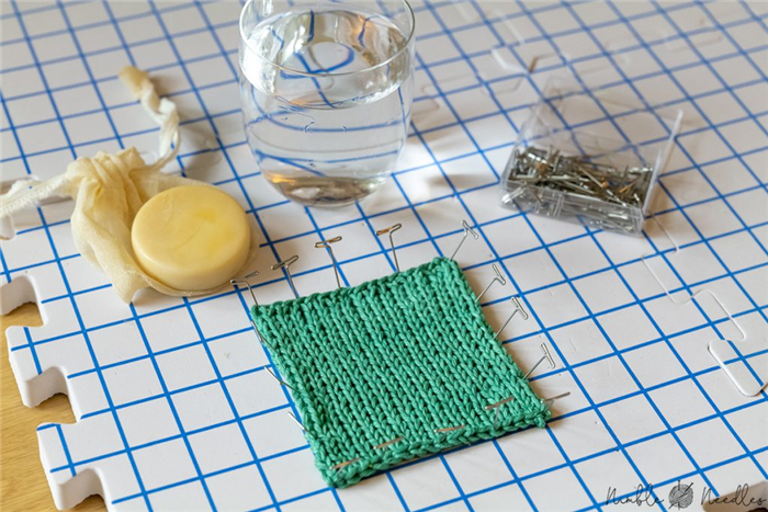 блокировка вязаного образца водой и мылом на коврике для блокировки