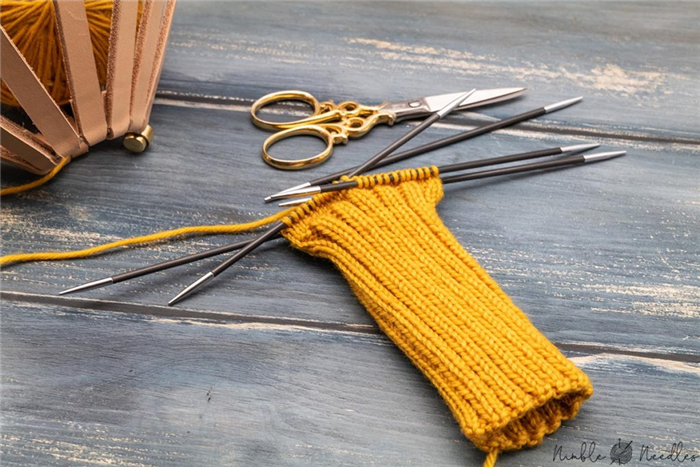 вязание манжеты перчатки спицами с двойным острием