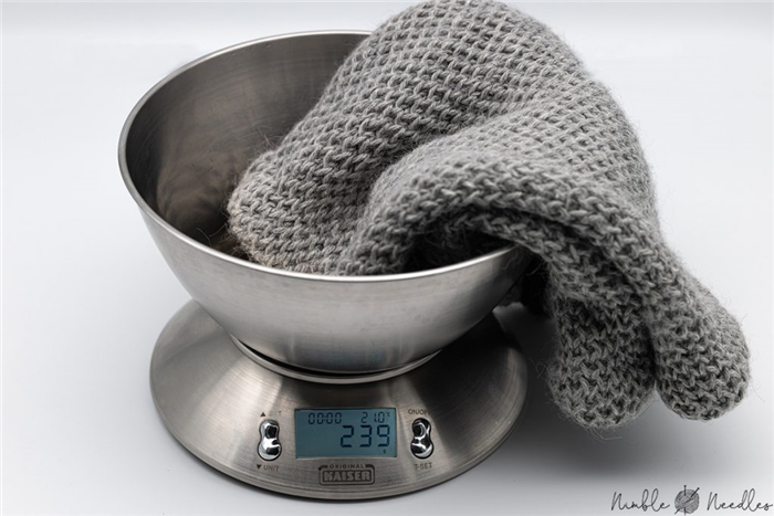 Шарф на кухонных весах, чтобы узнать, сколько пряжи нужно для его вязания