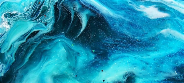 Абстрактное искусство из смолы с голубыми волнистыми деталями с мелкими пузырьками воздуха.