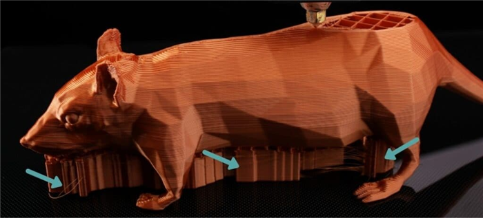 Золотисто-красная 3D-печатная крыса с видимыми опорами под телом.