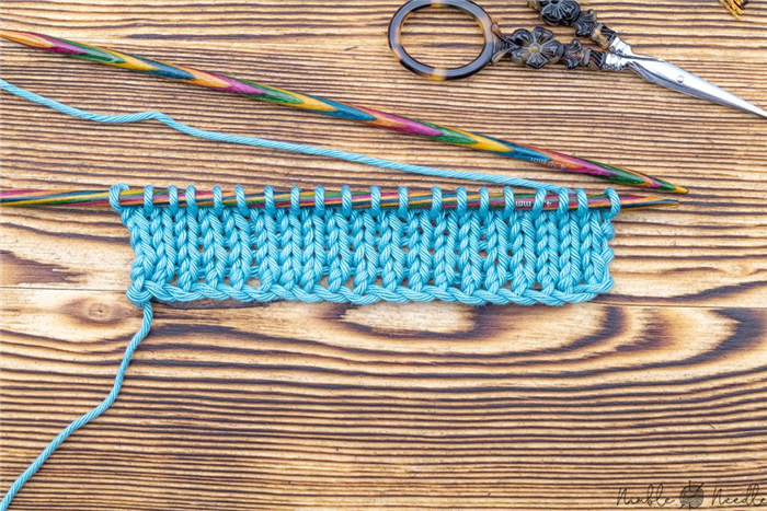 Образец с вязаной накидкой из синей хлопчатобумажной пряжи
