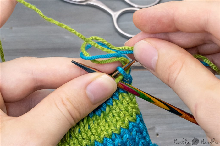 одновременное плетение двух хвостов при вязании