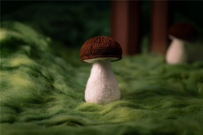 Маленький вязаный гриб в искусственном лесу