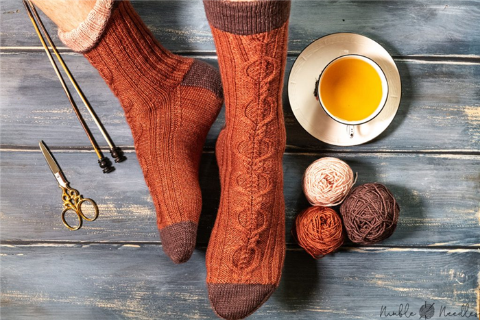 красивый узор для вязания носков, смоделированный на ногах, чтобы вы могли видеть все стороны