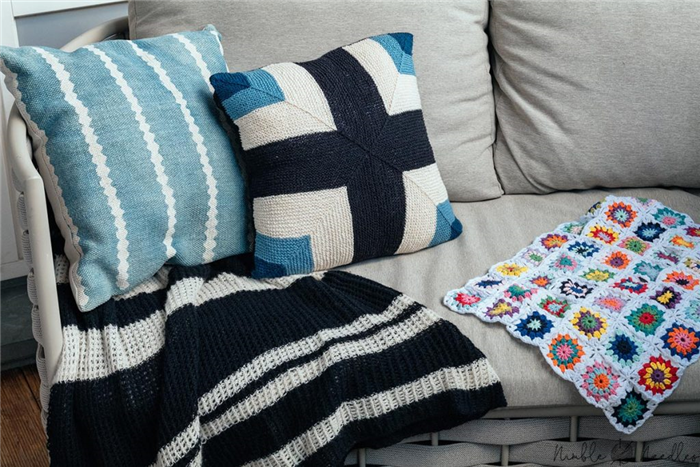 вязание крючком и вязаное одеяло пара примеров, украшающих диван