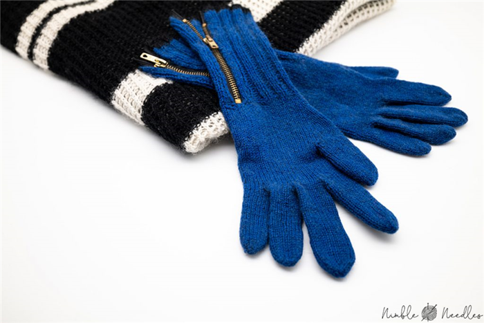 голубые перчатки на молнии и кашемировый шарф