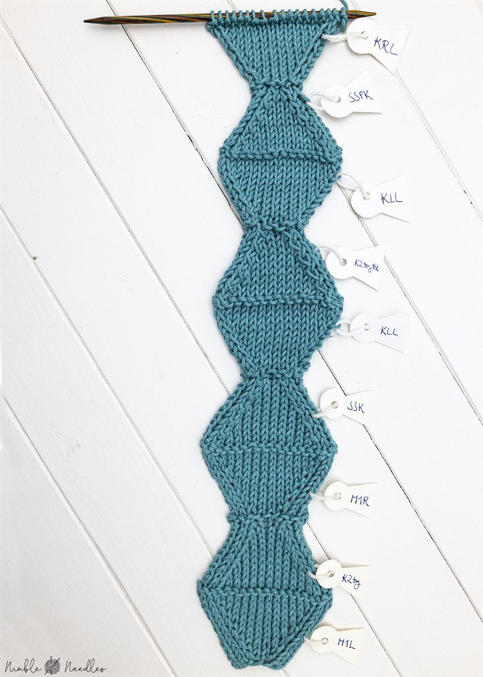 Большой образец, как шарф, со многими, многими различными прибавками в вязании