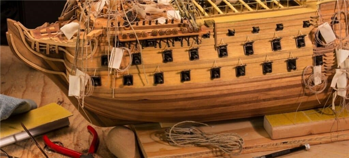 Деревянная модель корабля в комплекте с такелажем.