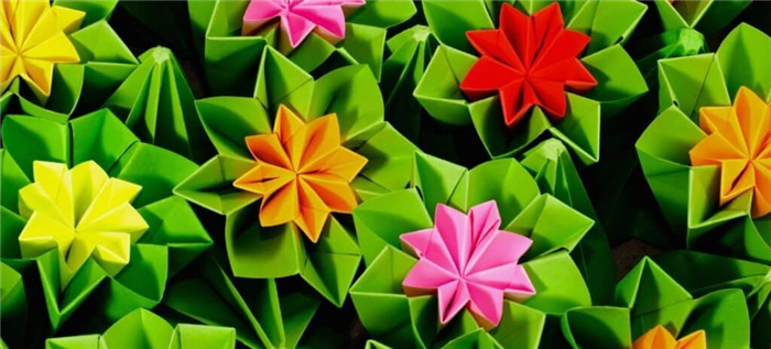 Яркие, красочные цветы оригами.
