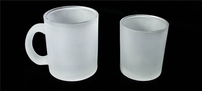 Две белые чашки для сублимации на черном фоне.