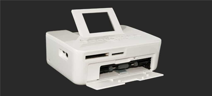 Белый сублимационный принтер на черном фоне.