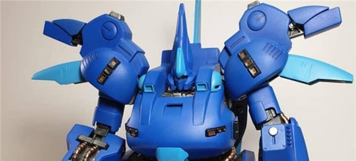 Темно-синяя модель Gundam со светло-голубыми бликами.