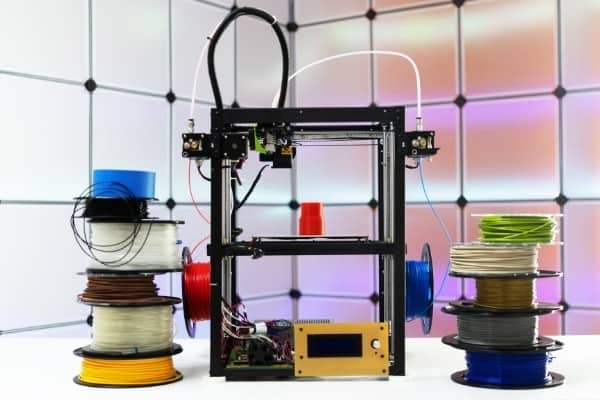 3D-принтер с различными катушками нити с обеих сторон.